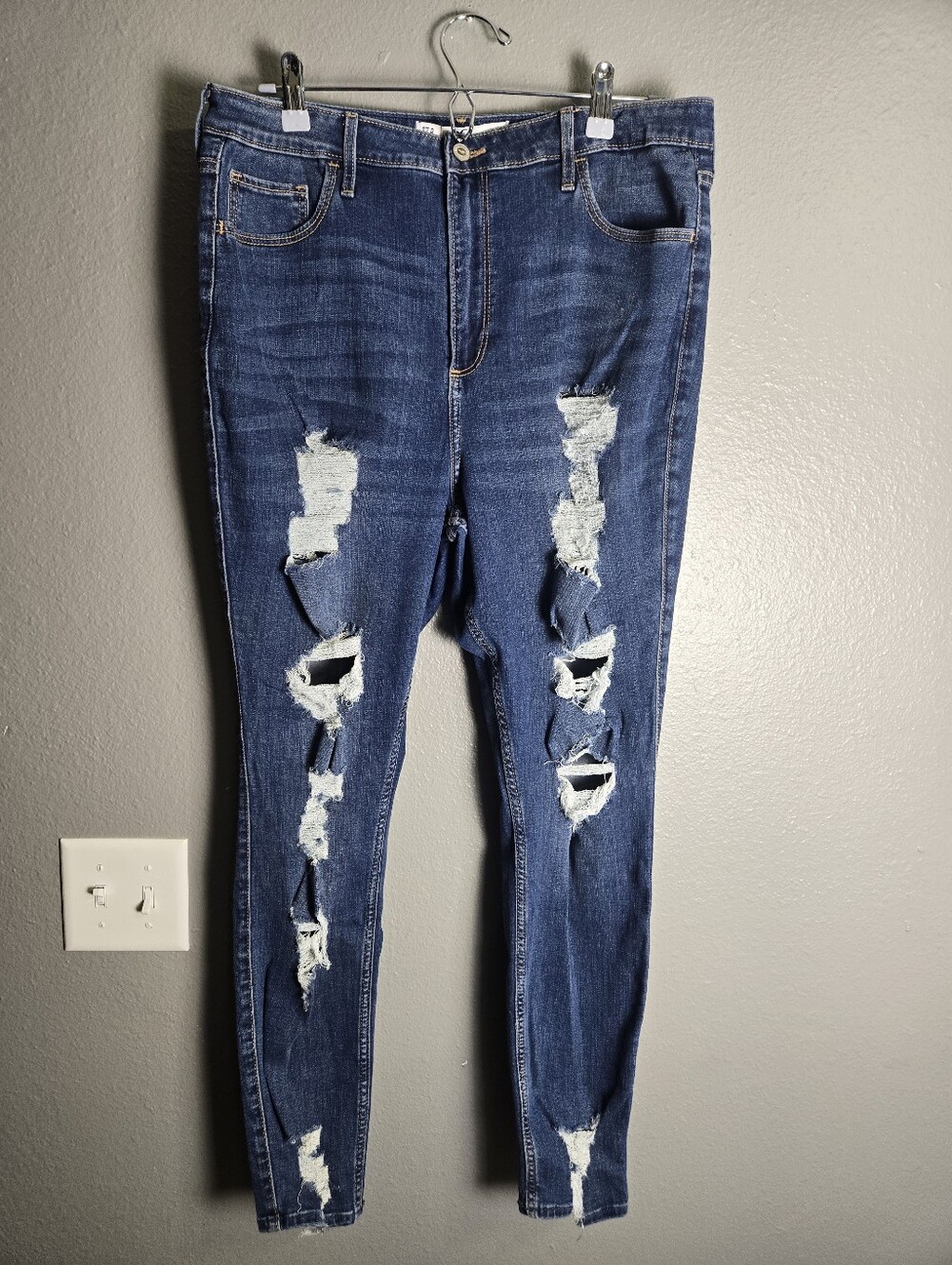Hollister Curvy Ultra High Rise Super Skinny Jeans size 33/17